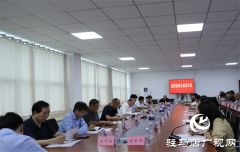 泌阳县召开政企座谈会议