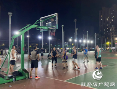 驻马店：夜运动点亮居民夜生活