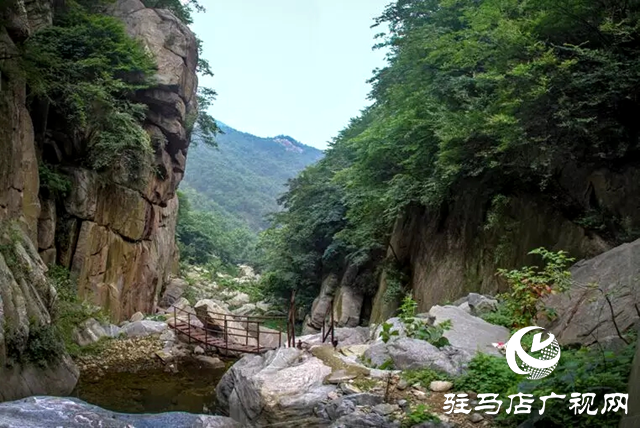 泌阳县峻险秀美“九龙瀑” 大自然的鬼斧神工