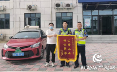 驻马店：车辆爆胎滞留高速 路政人员暖心帮扶