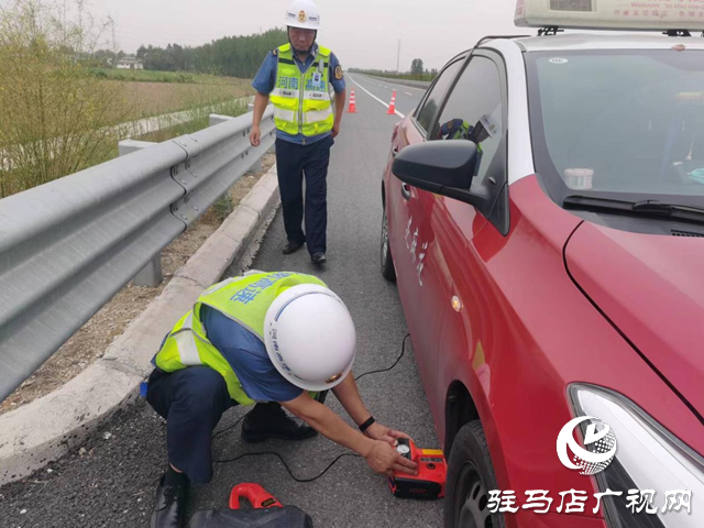 驻马店：车辆爆胎滞留高速 路政人员暖心帮扶