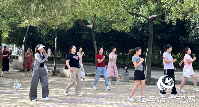炎炎夏日 市民掀起晨练热潮