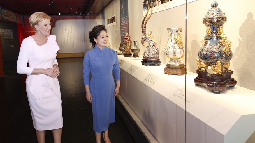 彭丽媛同波兰总统夫人阿加塔参观中国国家大剧院