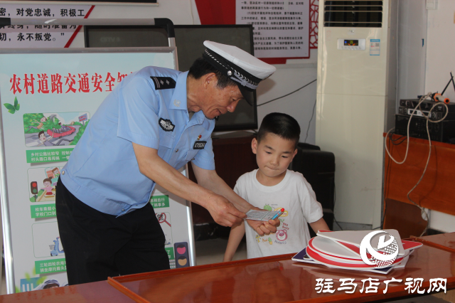 平舆交警“美丽乡村行”交通安全巡回宣讲活动走进前店村