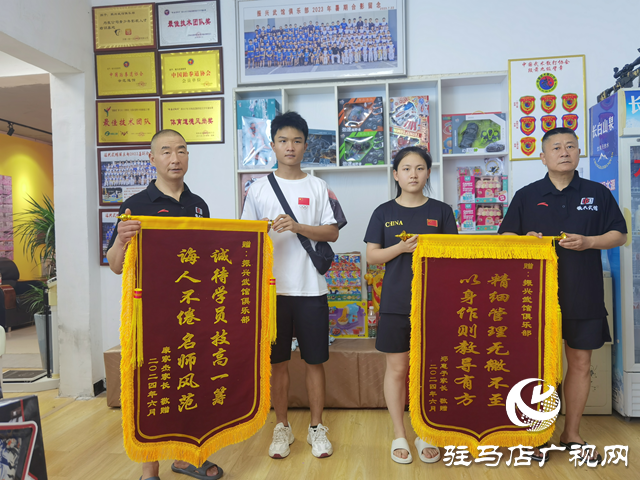 武馆育人结硕果 家长感恩送锦旗