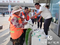 驻马店高铁西站广场事务中心：情系环卫工 夏日送清凉