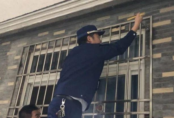 驻马店市城乡一体化示范区消防救援大队：拆除防盗窗 打开生命通道