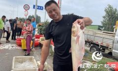 驻马店板桥水库泄洪 切勿冒险捕鱼因小失大