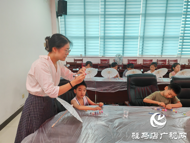 驻马店市博物馆举办油纸伞手绘活动