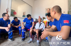 驻马店市蛟龙水上义务搜救队走访慰问抗战老兵