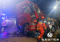 两货车追尾一人被困 驻马店消防紧急救援