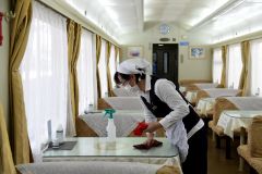 火车餐车不消费不能坐？12306回应：每趟车不一样，一般最低消费每人30元至50元