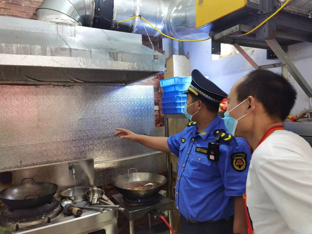 驻马店市城乡一体化示范区城管局：管控油烟 优化市容环境