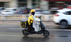 冲突背后：如何畅通外卖配送“最后100米”？