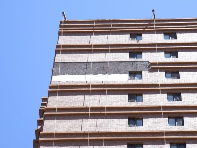 高层建筑外墙体脱落隐患多 安全防范待加强