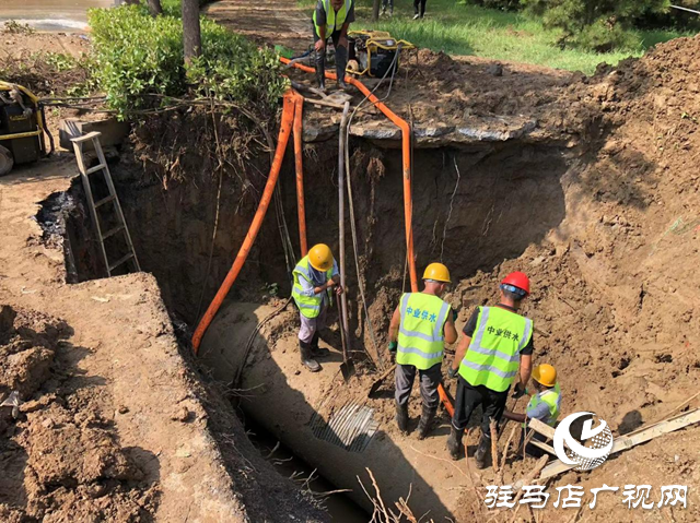 驻马店市区一处管道突然断裂 供水部门连夜抢修恢复供水