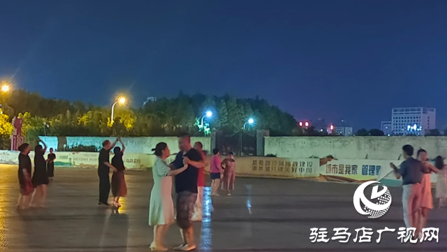 正阳县：居民尽享多样运动 夜晚生活充满活力