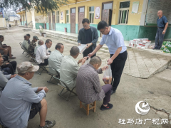 确山县石滚河镇：爱在中秋节 情暖老人心