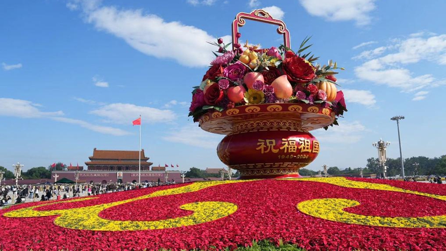 “蔬果飘香”首次亮相 国庆花坛扮靓天安门广场和长安街沿线