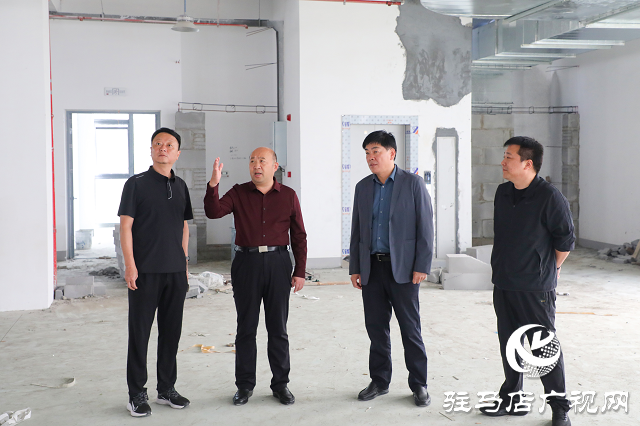 泌阳县委副书记、县长朱东升国庆节看望慰问一线工作人员、调研项目建设