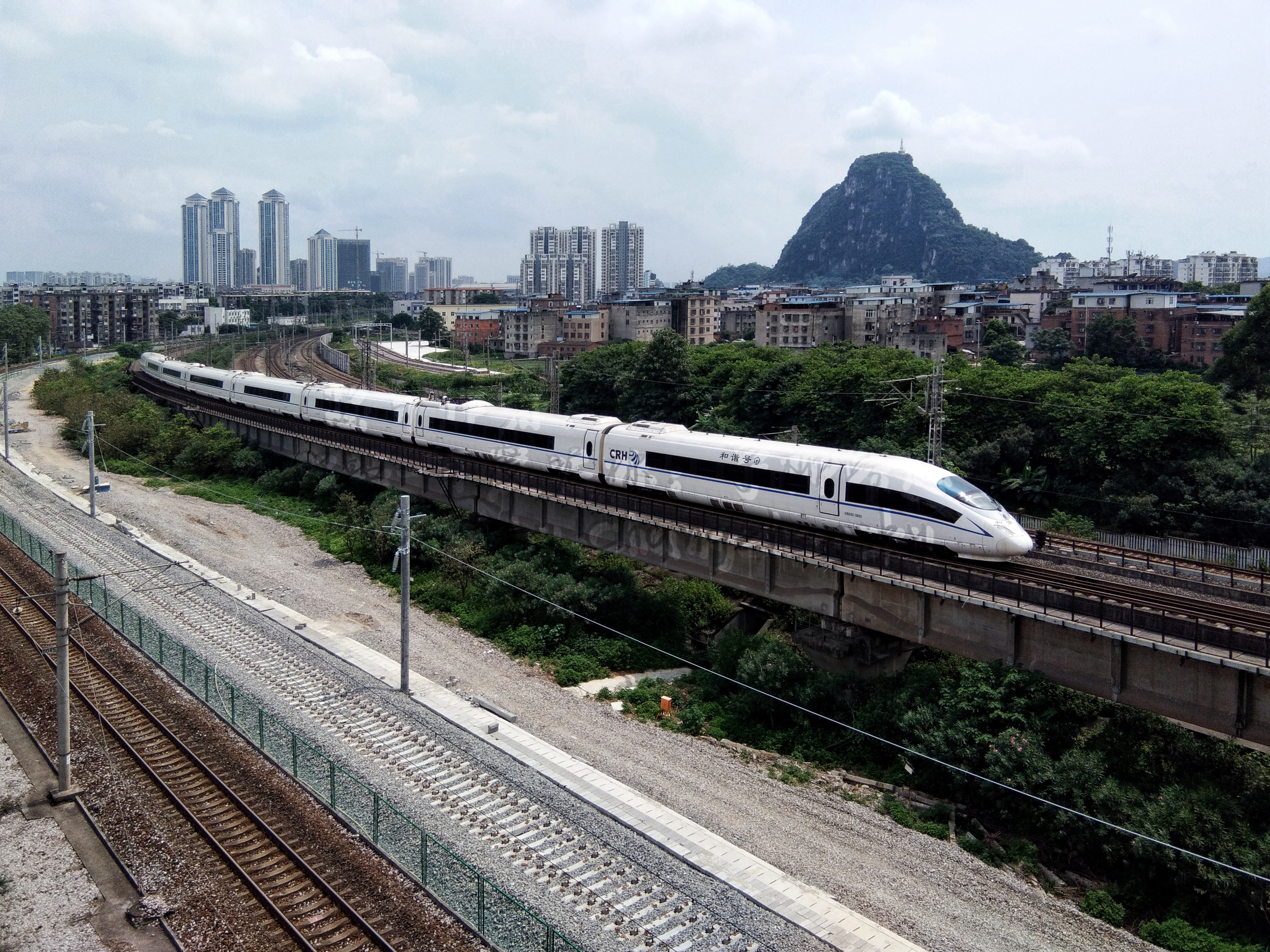 2144.8万人次，破纪录！16万公里铁路网如何撑起活力中国？