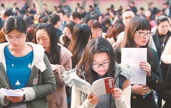 国考报名时间将过半 热门岗位竞争比超“两千挑一”