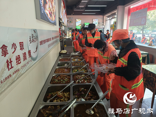驻马店: 免费爱心午餐 情暖环卫工人
