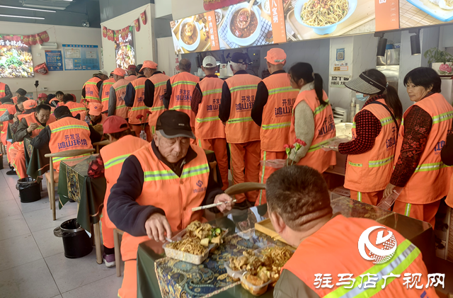 驻马店: 免费爱心午餐 情暖环卫工人