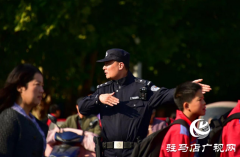 平舆县公安局：风雨无阻护学岗 学校致谢赠锦旗