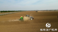 驻马店：新型农机具为播种小麦保驾护航