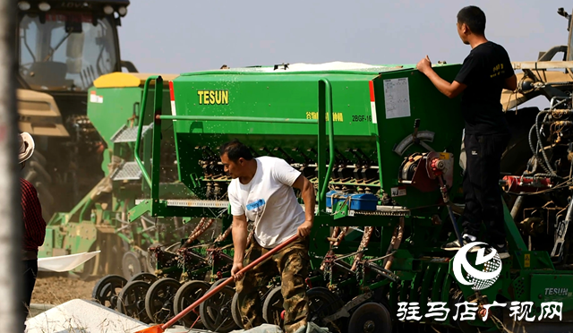 驻马店：新型农机具 为播种小麦保驾护航