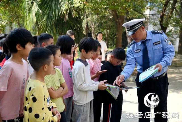 西平县公安局交通管理大队走进洪港小学开展交通安全体验课