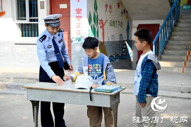 西平县公安局交通管理大队走进洪港小学开展交通安全体验课
