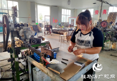 平舆县郭楼街道：发展户外休闲用品加工 助力村民持续增收