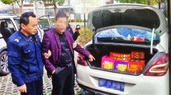 男子见到警车就逃跑 竟是因为囤了70多箱烟花爆竹