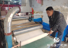 驻马店：天气渐冷 弹棉花生意红火