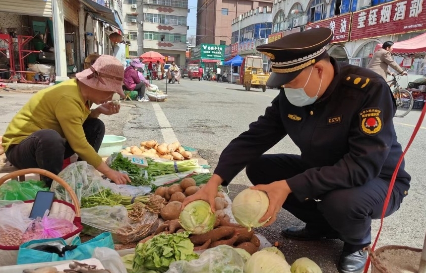 驻马店市城乡一体化示范区：规范整治流动摊贩 营造良好市容环境