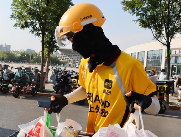 未签劳动合同，外卖员送餐中摔伤谁赔偿？