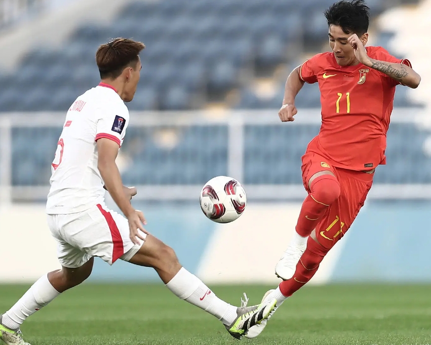 中国男足世界排名上升两位至第90位