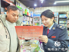 驻马店市城乡一体化示范区税务局：宪法宣传进商铺 税费服务暖人心
