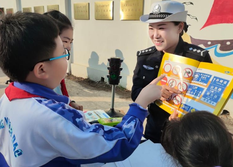遂平：交警进校园趣味宣讲  为学生交通安全“加码”