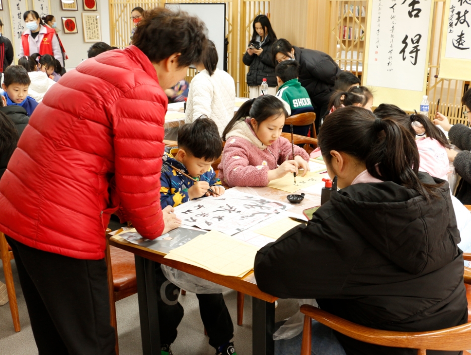 驻马店市第八期职工书法公益班优秀作品展开幕