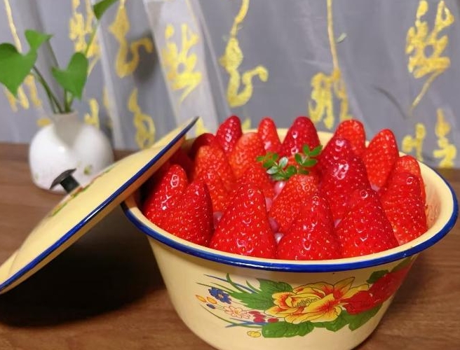草莓蛋糕带火搪瓷盆 有的厂家一年积累的库存一天就卖光了