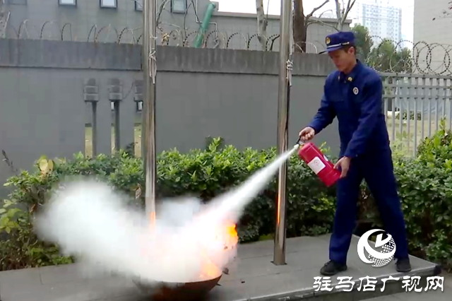 消防员走进幼儿园 萌娃开心学消防