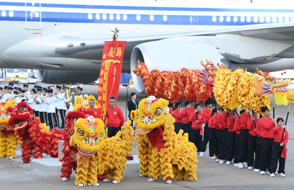 习近平抵达澳门受到热烈欢迎