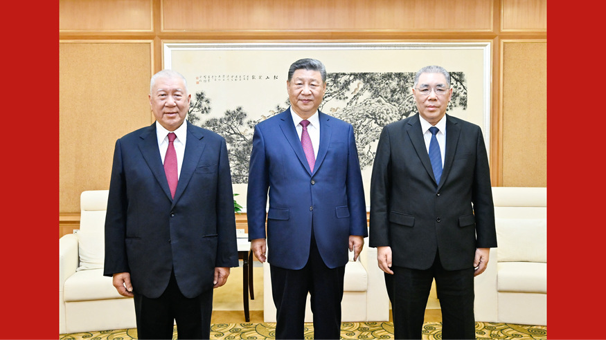 习近平会见何厚铧和崔世安