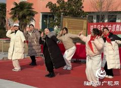 驻马店爱心人士为山区留守儿童送温暖