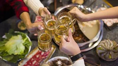 热火锅加冰啤酒 小伙吃出消化道出血