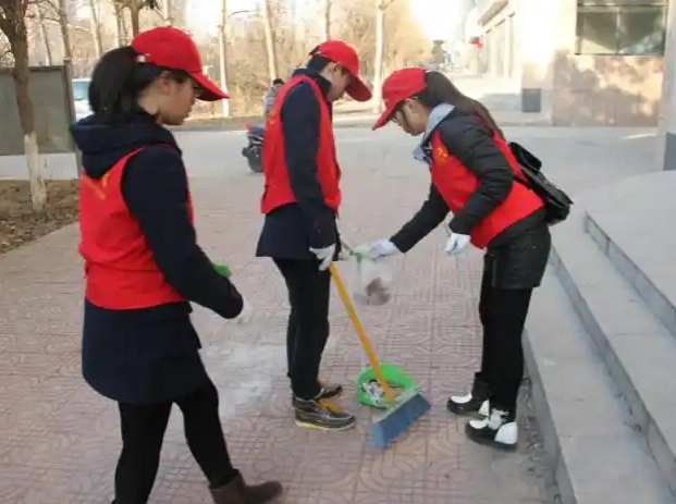 驻马店经济开发区关王庙乡：清捡公园垃圾 传递志愿精神