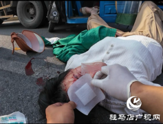 老人车祸重伤命悬一线 红十字救护员街头专业施救抢回生机
